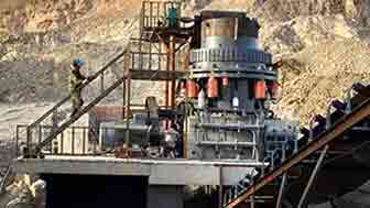 工作人員調(diào)試圓錐破碎機現(xiàn)場