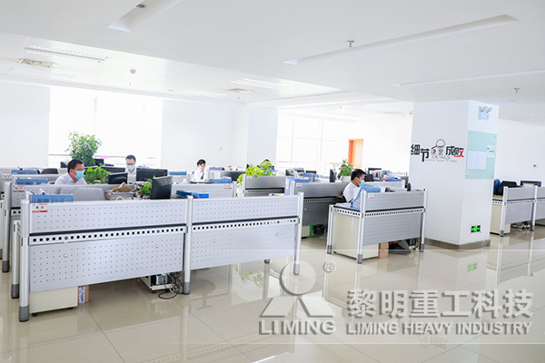 空曠的辦公室里，大家遙遙相望，互相“罩”顧