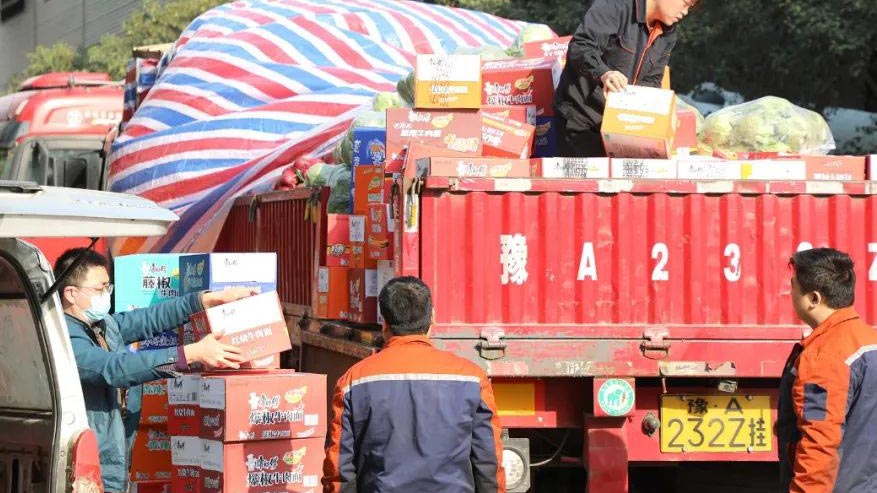 志愿者們裝車中