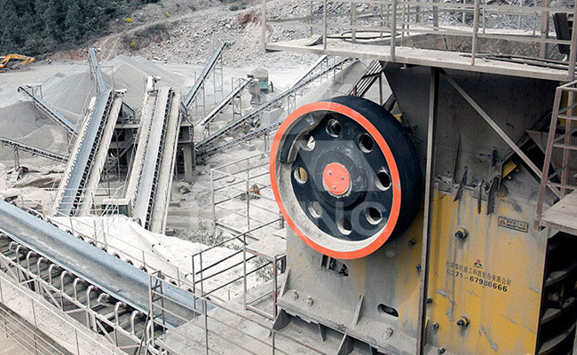 顎式破碎機破碎花崗巖現(xiàn)場 顎式破碎機破碎花崗巖現(xiàn)場